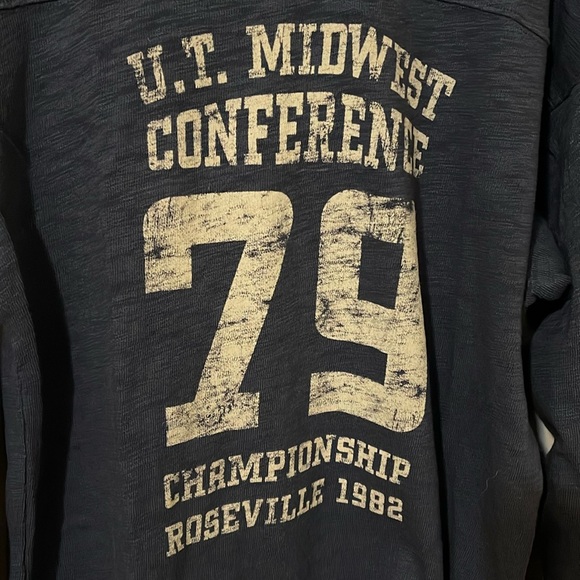 Universal thread long sleeve t-shirt - Picture 2 of 4